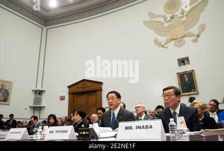 Toyota Präsident und CEO Akio Toyoda (L) und Toyota COO North America Yoshimi Inaba bezeugen während einer Anhörung des House Oversight and Government Reform Committee zum Toyota-Rückruf im Rayburn House Office Building auf dem Kapitolhügel in Washington, DC, USA am 24. Februar 2010. Toyota erinnerte Millionen von Toyota-Fahrzeugen aufgrund von Berichten über fehlerhafte Gas-Pedale. Foto von Kris Connor/ABACAPRESS.COM Stockfoto