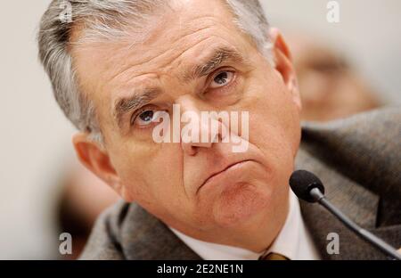 US-Verkehrsminister Ray LaHood bezeugt bei einer Anhörung über die Reaktion der Bundesregierung auf den Rückruf von Millionen von Toyota-Fahrzeugen aufgrund von Berichten über fehlerhafte Gaspedale am Capitol Hill in Washington, DC, USA am 24. Februar 2010. Foto von Olivier Douliery/ABACAPRESS.COM Stockfoto