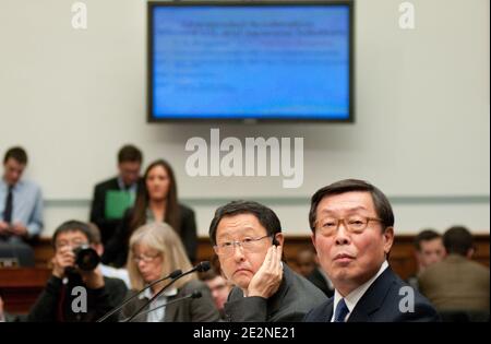 Toyota Präsident und CEO Akio Toyoda (L) und Toyota COO North America Yoshimi Inaba bezeugen während einer Anhörung des House Oversight and Government Reform Committee zum Toyota-Rückruf im Rayburn House Office Building auf dem Kapitolhügel in Washington, DC, USA am 24. Februar 2010. Toyota erinnerte Millionen von Toyota-Fahrzeugen aufgrund von Berichten über fehlerhafte Gas-Pedale. Foto von Kris Connor/ABACAPRESS.COM Stockfoto