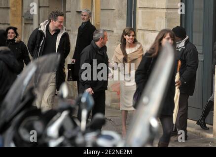 Die Schauspielerin Angelina Jolie und der deutsche Regisseur Florian Henckel von Donnersmarck am Set ihres neuen Films The Tourist am 25. Februar 2010 in Paris, Frankreich. Jolie spielt eine Interpol-Agentin, die einen amerikanischen Touristen (Johnny Depp) benutzt, um einen Verbrecher auszuspülen, mit dem sie einst eine Affäre hatte. Foto von ABACAPRESS.COM Stockfoto