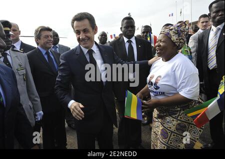 Der französische Präsident Nicolas Sarkozy und der Minister für Außenhilfe und Frankophonie Alain Joyandet sind während der Begrüßungszeremonie am Flughafen von Franceville in Gabun am 24. Februar 2010 zu sehen. Nicolas Sarkozy ist auf einem zweitägigen Besuch in Gabun und Ruanda. Foto von Elodie Gregoire/ABACAPRESS.COM Stockfoto