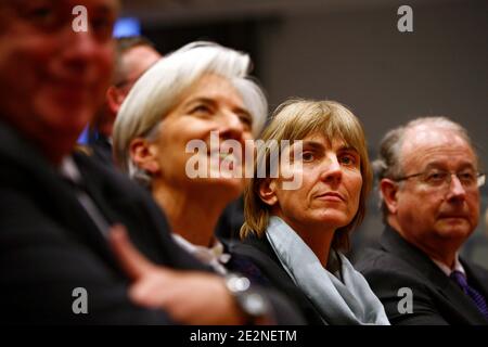 Die französische Ecomony-Ministerin Christine Lagarde unterstützt die Kandidatur der UMP für die Kommunalwahl Valerie Letard in Marcq-en-Baroeul, Nordfrankreich, am 25. Februar 2010. Hier, wie sie die Fabrik der industriellen Bäckerei besuchen Lesaffre accompagnied mit dem G Stockfoto