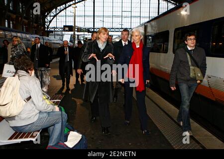 Die UMP-Kandidatur für die Kommunalwahl Valerie Letard kommt am 25. Februar 2010 zum Bahnhof Lille, um die französische Ministerin für Ecomony Christine Lagarde, Nordfrankreich, abzuholen. Foto von Mikael Libert/ABACAPRESS.COM Stockfoto