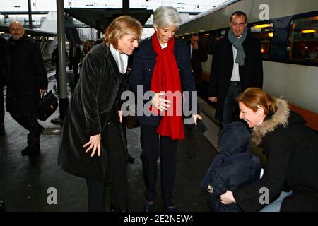 Die UMP-Kandidatur für die Kommunalwahl Valerie Letard kommt am 25. Februar 2010 zum Bahnhof Lille, um die französische Ministerin für Ecomony Christine Lagarde, Nordfrankreich, abzuholen. Foto von Mikael Libert/ABACAPRESS.COM Stockfoto