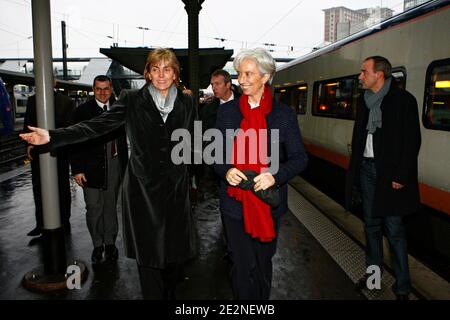 Die UMP-Kandidatur für die Kommunalwahl Valerie Letard kommt am 25. Februar 2010 zum Bahnhof Lille, um die französische Ministerin für Ecomony Christine Lagarde, Nordfrankreich, abzuholen. Foto von Mikael Libert/ABACAPRESS.COM Stockfoto