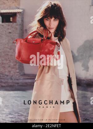 Plakat werbung Longchamp Fashion House mit Alexa Chung in Papier Magazin von 2014 Jahr, Werbung, kreative Longchamp Anzeige von 2010 s Stockfoto