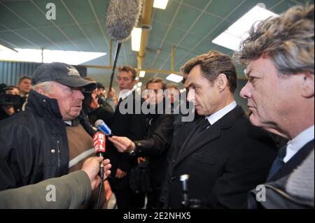 Der französische Präsident Nicolas Sarkozy (2. DR.), flankiert vom Umweltminister Jean-Louis Borloo (R), hört den Opfern des Sturms von Xynthia zu, der am 1. März 2010 in einer Schule in L'Aiguillon-sur-Mer, Westfrankreich, untergebracht war, nachdem er die überfluteten Gebiete zwischen La Rochelle und L'Aiguillon-sur-Mer überflogen hatte. Xynthia hat diesen Teil der Atlantikküste am Vortag geschlagen, mindestens 50 Menschen getötet, riesige Wellen in exponierten Städten ins Landesinnere gefahren und Hunderte von Häusern überschwemmt. Bussereau ist Präsident des charente-Maritime County General council, in der Nähe von Vendee. Foto von Franck Perry/Pool/ABACAPRESS.COM Stockfoto