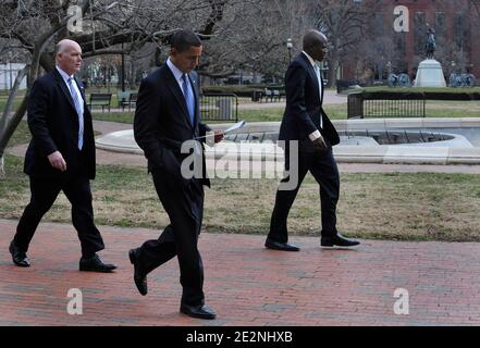 US-Präsident Barack Obama überprüft ein Papier von Adjutant Reggie Love, da ihm ein Geheimagent auf dem Weg durch den Lafayette Park zurück ins Weiße Haus ist, nachdem Obama am 1. März 2010 eine Rede bei einem Bildungsevent der amerikanischen Promise Alliance in Washington DC, USA, gehalten hat. Obama kündigte neue Schritte an, um die Schulen des Landes zu verbessern, und zitierte die Allianz, die vom ehemaligen Außenminister Colin Powell gegründet wurde, als ein Beispiel für eine Partnerschaftsorganisation, die sich der Verbesserung des Lebens von Amerikas Kindern und Jugendlichen verschrieben hat. Foto von Mike Theiler/ABACAPRESS.COM (im Bild: Barack Obama, Reggie Lo Stockfoto