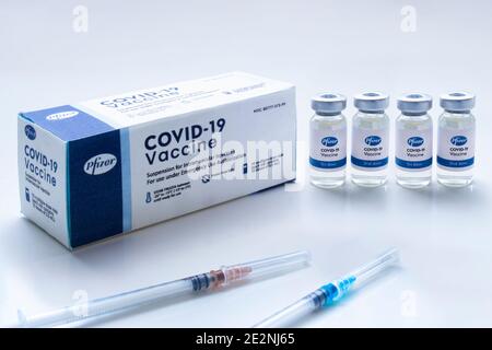 Calgary, Alberta, Kanada. Januar 14 2021. Eine Pfizer-Box mit Vials-Impfstoffflaschen mit einer Injektion Spritzen mit Covid-19-Impfstoffen. Stockfoto