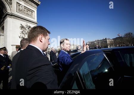 Der russische Präsident Dmitri Medwedew stellte am 2. März 2010 eine Hommage am Grab des unbekannten Soldaten unter dem Triumphbogen in Paris, Frankreich, vor. Foto von Denis/Pool/ABACAPRESS.COM Stockfoto