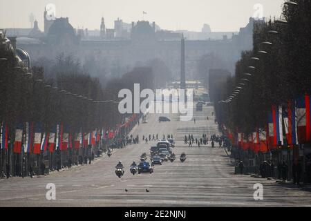 Der russische Präsident Dmitri Medwedew kommt am 2. März 2010 zu einer Hommage an das Grab des unbekannten Soldaten unter dem Triumphbogen in Paris, Frankreich. Foto von Denis/Pool/ABACAPRESS.COM Stockfoto