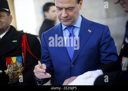 Der russische Präsident Dmitri Medwedew wurde während einer Hommage am Grab des unbekannten Soldaten unter dem Triumphbogen in Paris am 2. März 2010 dargestellt. Foto von Denis/Pool/ABACAPRESS.COM Stockfoto