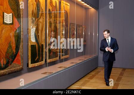 Der russische Präsident Dmitri Medwedew besucht am 2. März 2010 die Ausstellung "Heiliges Russland" im Louvre in Paris. Foto von Jacky Naegelen/Pool/ABACAPRESS.COM Stockfoto