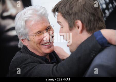 Richard Gere und Ethan Hawke nehmen am 2. März 2010 an der Premiere von Overture Films' 'Brooklyn's Finest' im AMC Lincoln Square Theater in New York City, NY, USA Teil. Foto von Mehdi Taamallah/ABACAPRESS.COM (im Bild: Richard Gere, Ethan Hawke) Stockfoto