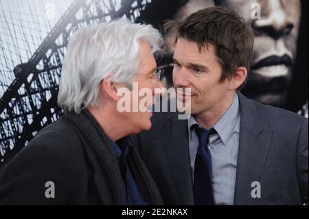Richard Gere und Ethan Hawke nehmen am 2. März 2010 an der Premiere von Overture Films' 'Brooklyn's Finest' im AMC Lincoln Square Theater in New York City, NY, USA Teil. Foto von Mehdi Taamallah/ABACAPRESS.COM (im Bild: Richard Gere, Ethan Hawke) Stockfoto
