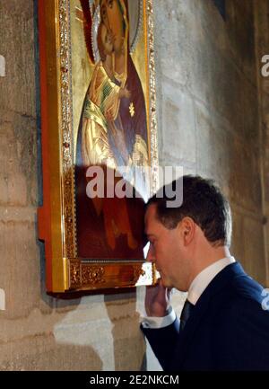 Der russische Präsident Dmitri Medwedew berührt eine Ikone mit dem Kopf, als er am 2. März 2010 die Kathedrale Notre Dame in Paris besucht. Russland und Frankreich haben am Montag in Paris ihre Wertung auf ein neues Niveau gebracht und Gespräche über den Verkauf von vier französischen Kriegsschiffen an Moskau aufgenommen, sich gemeinsam gegen den atomar gesinnten Iran gestellt und eine neue globale Finanzordnung gefordert. Foto von Christophe Ena/Pool/ABACAPRESS.COM Stockfoto