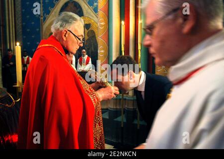 Der russische Präsident Dmitri Medwedew, Mitte, küsst eine Krone, die Mgr. Patrick Jacquin am 2. März 2010 bei seinem Besuch in der Kathedrale Notre Dame in Paris, Frankreich, überreicht hat. Russland und Frankreich haben am Montag in Paris ihre Wertung auf ein neues Niveau gebracht und Gespräche über den Verkauf von vier französischen Kriegsschiffen an Moskau aufgenommen, sich gemeinsam gegen den atomar gesinnten Iran gestellt und eine neue globale Finanzordnung gefordert. Foto von Christophe Ena/Pool/ABACAPRESS.COM Stockfoto