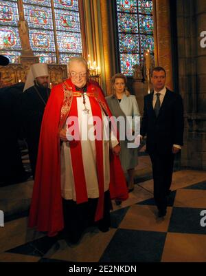 Der russische Präsident Dmitri Medwedew, rechts, seine Frau Svetlana, Mitte rechts, gehen mit Mgr Patrick Jacquin, während sie die Kathedrale Notre Dame in Paris, Frankreich am 2. März 2010 besuchen. Russland und Frankreich haben am Montag in Paris ihre Wertung auf ein neues Niveau gebracht und Gespräche über den Verkauf von vier französischen Kriegsschiffen an Moskau aufgenommen, sich gemeinsam gegen den atomar gesinnten Iran gestellt und eine neue globale Finanzordnung gefordert. Foto von Christophe Ena/Pool/ABACAPRESS.COM Stockfoto