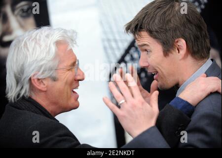 Richard Gere und Ethan Hawke nehmen am 2. März 2010 an der Premiere von Overture Films' 'Brooklyn's Finest' im AMC Lincoln Square Theater in New York City, NY, USA Teil. Foto von Mehdi Taamallah/ABACAPRESS.COM (im Bild: Richard Gere, Ethan Hawke) Stockfoto