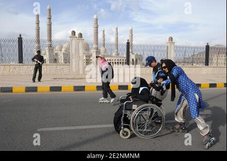 Französische Rollerblader sahen am 28. Februar 2010 bei einer Rallye um die Al-Saleh-Moschee in Sana'a, Jemen, Eislaufen mit jemenitischen Behinderten. Jemen wird als "gefährliches" Land angesehen, mit terroristischer Bedrohung für westliche Menschen. Die Veranstaltung sollte die Aufmerksamkeit auf jemenitische behinderte besondere Bedürfnisse lenken und um Gesetze bitten, um sie zu unterstützen. Foto von Ammar Abd Rabbo/ABACAPRESS.COM Stockfoto