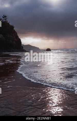 Heuhaufen Felsen bei Sonnenuntergang in Cannon Beach, OR Stockfoto
