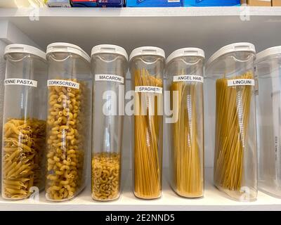 Eine organisierte Speisekammer Regal mit verschiedenen Arten von Nudeln in Kunststoffbehältern. Stockfoto
