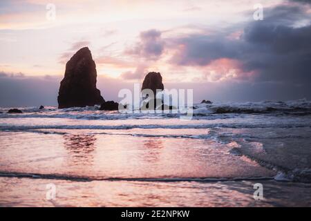 Heuhaufen Felsen bei Sonnenuntergang in Cannon Beach, OR Stockfoto