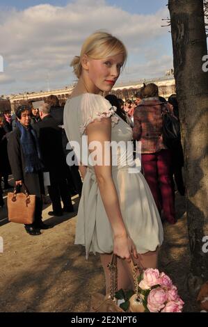 Anna Sherbinina kommt zur Dior Herbst-Winter 2010/2011 Ready-to-Wear Fashion Show, die am 5. März 2010 in den Tuileries in Paris, Frankreich, stattfindet. Foto von Frederic Nebinger/ABACAPRESS.COM Stockfoto