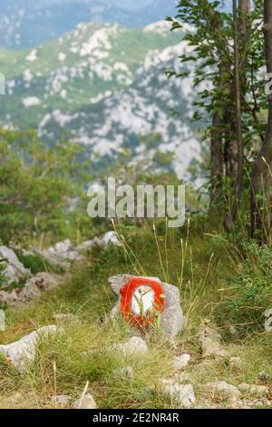 Wanderzeichen auf Stein in kroatischer Karstlandschaft, nationalpark paklenica Stockfoto