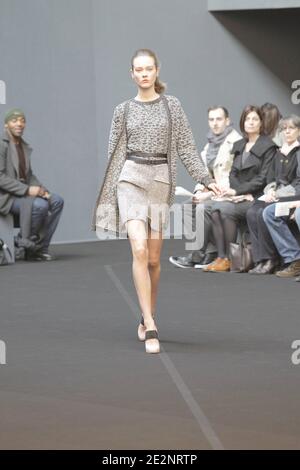 Ein Modell zeigt eine Kreation des Designers Roland Mouret für RM von Roland Mouret Herbst-Winter 2010/2011 ready-to-wear Collection Show in Paris, Frankreich am 5. März 2010. Foto von Alain Gil-Gonzalez/ABACAPRESS.COM Stockfoto