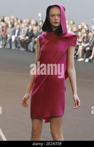 Ein Modell zeigt eine Kreation des Designers Roland Mouret für RM von Roland Mouret Herbst-Winter 2010/2011 ready-to-wear Collection Show in Paris, Frankreich am 5. März 2010. Foto von Alain Gil-Gonzalez/ABACAPRESS.COM Stockfoto