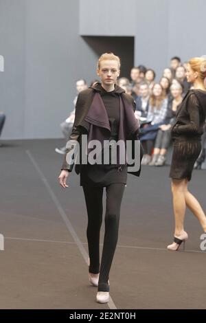 Ein Modell zeigt eine Kreation des Designers Roland Mouret für RM von Roland Mouret Herbst-Winter 2010/2011 ready-to-wear Collection Show in Paris, Frankreich am 5. März 2010. Foto von Alain Gil-Gonzalez/ABACAPRESS.COM Stockfoto