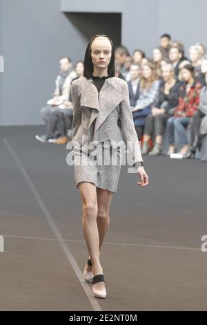 Ein Modell zeigt eine Kreation des Designers Roland Mouret für RM von Roland Mouret Herbst-Winter 2010/2011 ready-to-wear Collection Show in Paris, Frankreich am 5. März 2010. Foto von Alain Gil-Gonzalez/ABACAPRESS.COM Stockfoto