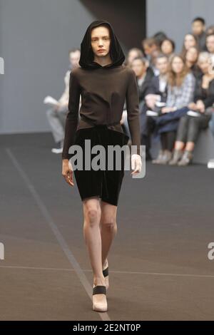 Ein Modell zeigt eine Kreation des Designers Roland Mouret für RM von Roland Mouret Herbst-Winter 2010/2011 ready-to-wear Collection Show in Paris, Frankreich am 5. März 2010. Foto von Alain Gil-Gonzalez/ABACAPRESS.COM Stockfoto