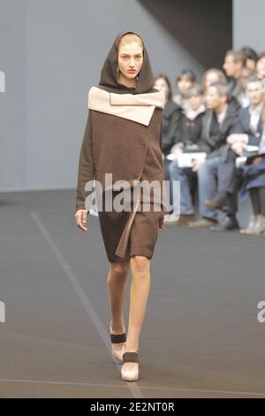 Ein Modell zeigt eine Kreation des Designers Roland Mouret für RM von Roland Mouret Herbst-Winter 2010/2011 ready-to-wear Collection Show in Paris, Frankreich am 5. März 2010. Foto von Alain Gil-Gonzalez/ABACAPRESS.COM Stockfoto