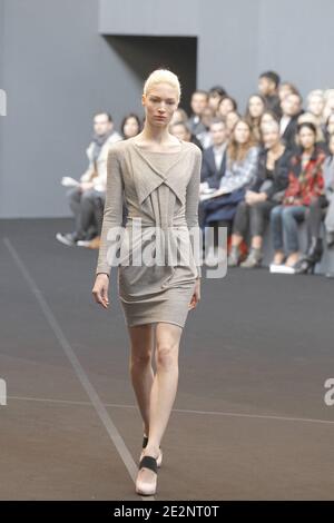 Ein Modell zeigt eine Kreation des Designers Roland Mouret für RM von Roland Mouret Herbst-Winter 2010/2011 ready-to-wear Collection Show in Paris, Frankreich am 5. März 2010. Foto von Alain Gil-Gonzalez/ABACAPRESS.COM Stockfoto