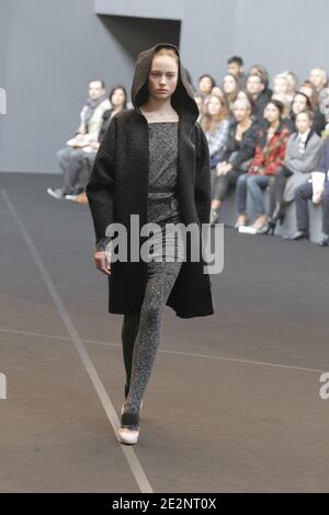 Ein Modell zeigt eine Kreation des Designers Roland Mouret für RM von Roland Mouret Herbst-Winter 2010/2011 ready-to-wear Collection Show in Paris, Frankreich am 5. März 2010. Foto von Alain Gil-Gonzalez/ABACAPRESS.COM Stockfoto