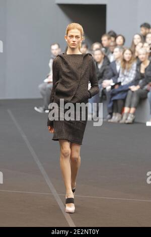 Ein Modell zeigt eine Kreation des Designers Roland Mouret für RM von Roland Mouret Herbst-Winter 2010/2011 ready-to-wear Collection Show in Paris, Frankreich am 5. März 2010. Foto von Alain Gil-Gonzalez/ABACAPRESS.COM Stockfoto