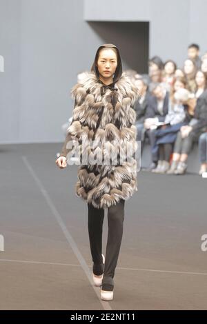 Ein Modell zeigt eine Kreation des Designers Roland Mouret für RM von Roland Mouret Herbst-Winter 2010/2011 ready-to-wear Collection Show in Paris, Frankreich am 5. März 2010. Foto von Alain Gil-Gonzalez/ABACAPRESS.COM Stockfoto