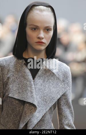 Ein Modell zeigt eine Kreation des Designers Roland Mouret für RM von Roland Mouret Herbst-Winter 2010/2011 ready-to-wear Collection Show in Paris, Frankreich am 5. März 2010. Foto von Alain Gil-Gonzalez/ABACAPRESS.COM Stockfoto