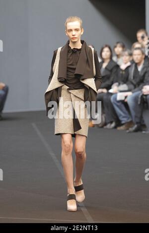 Ein Modell zeigt eine Kreation des Designers Roland Mouret für RM von Roland Mouret Herbst-Winter 2010/2011 ready-to-wear Collection Show in Paris, Frankreich am 5. März 2010. Foto von Alain Gil-Gonzalez/ABACAPRESS.COM Stockfoto