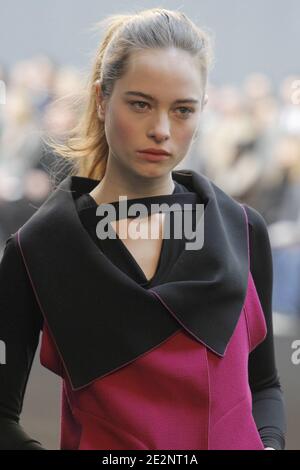 Ein Modell zeigt eine Kreation des Designers Roland Mouret für RM von Roland Mouret Herbst-Winter 2010/2011 ready-to-wear Collection Show in Paris, Frankreich am 5. März 2010. Foto von Alain Gil-Gonzalez/ABACAPRESS.COM Stockfoto