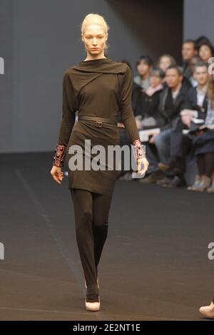 Ein Modell zeigt eine Kreation des Designers Roland Mouret für RM von Roland Mouret Herbst-Winter 2010/2011 ready-to-wear Collection Show in Paris, Frankreich am 5. März 2010. Foto von Alain Gil-Gonzalez/ABACAPRESS.COM Stockfoto