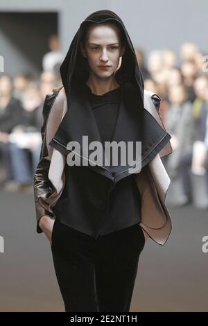 Ein Modell zeigt eine Kreation des Designers Roland Mouret für RM von Roland Mouret Herbst-Winter 2010/2011 ready-to-wear Collection Show in Paris, Frankreich am 5. März 2010. Foto von Alain Gil-Gonzalez/ABACAPRESS.COM Stockfoto