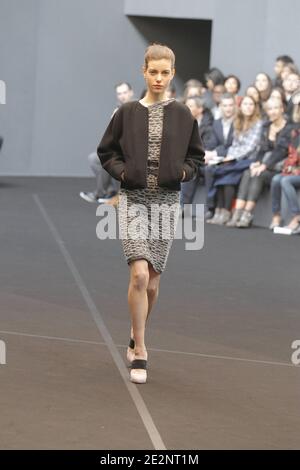 Ein Modell zeigt eine Kreation des Designers Roland Mouret für RM von Roland Mouret Herbst-Winter 2010/2011 ready-to-wear Collection Show in Paris, Frankreich am 5. März 2010. Foto von Alain Gil-Gonzalez/ABACAPRESS.COM Stockfoto