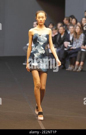 Ein Modell zeigt eine Kreation des Designers Roland Mouret für RM von Roland Mouret Herbst-Winter 2010/2011 ready-to-wear Collection Show in Paris, Frankreich am 5. März 2010. Foto von Alain Gil-Gonzalez/ABACAPRESS.COM Stockfoto