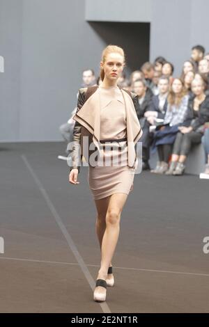 Ein Modell zeigt eine Kreation des Designers Roland Mouret für RM von Roland Mouret Herbst-Winter 2010/2011 ready-to-wear Collection Show in Paris, Frankreich am 5. März 2010. Foto von Alain Gil-Gonzalez/ABACAPRESS.COM Stockfoto