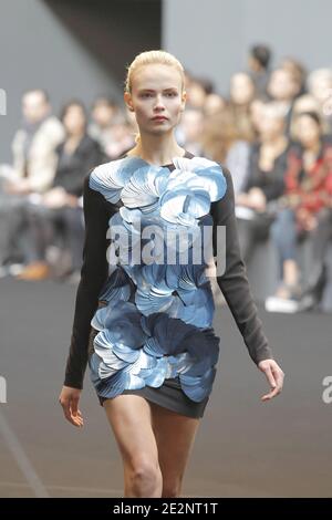 Ein Modell zeigt eine Kreation des Designers Roland Mouret für RM von Roland Mouret Herbst-Winter 2010/2011 ready-to-wear Collection Show in Paris, Frankreich am 5. März 2010. Foto von Alain Gil-Gonzalez/ABACAPRESS.COM Stockfoto