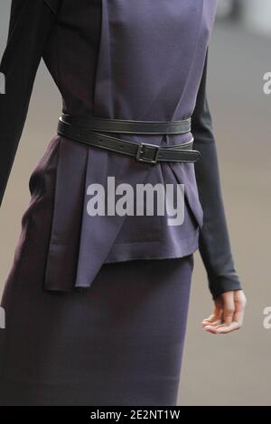 Ein Modell zeigt eine Kreation des Designers Roland Mouret für RM von Roland Mouret Herbst-Winter 2010/2011 ready-to-wear Collection Show in Paris, Frankreich am 5. März 2010. Foto von Alain Gil-Gonzalez/ABACAPRESS.COM Stockfoto