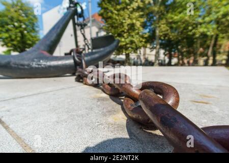 Eiserner Anker mit Ketten in der Stadt Ljubljana, Slowenien Stockfoto